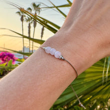 minimalistinen ruusukvartsi rannekoru kolme helmeä