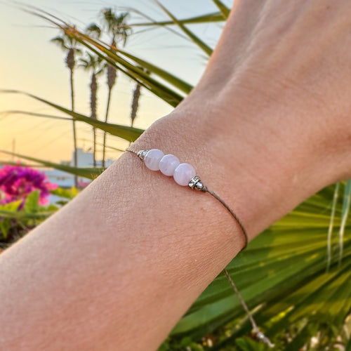 minimalistinen ruusukvartsi rannekoru kolme helmeä