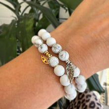 Valkoinen kivihelmi rannekoru, jossa kultainen ja hopea kolmas silmä riipus