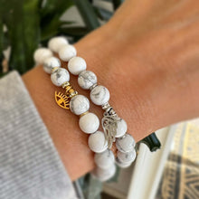 Howliitti helmirannekoru, jossa siipi riipus