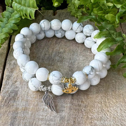 valkoinen howliitti rannekoru kultaisilla ja hopeisilla yksityiskohdilla.