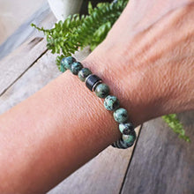 vihreä kivihelmirannekoru