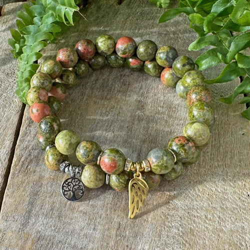 vihreä kivihelmi rannekoru hopeisella elämänpuu riipuksella ja kultaisella siipi riipuksella