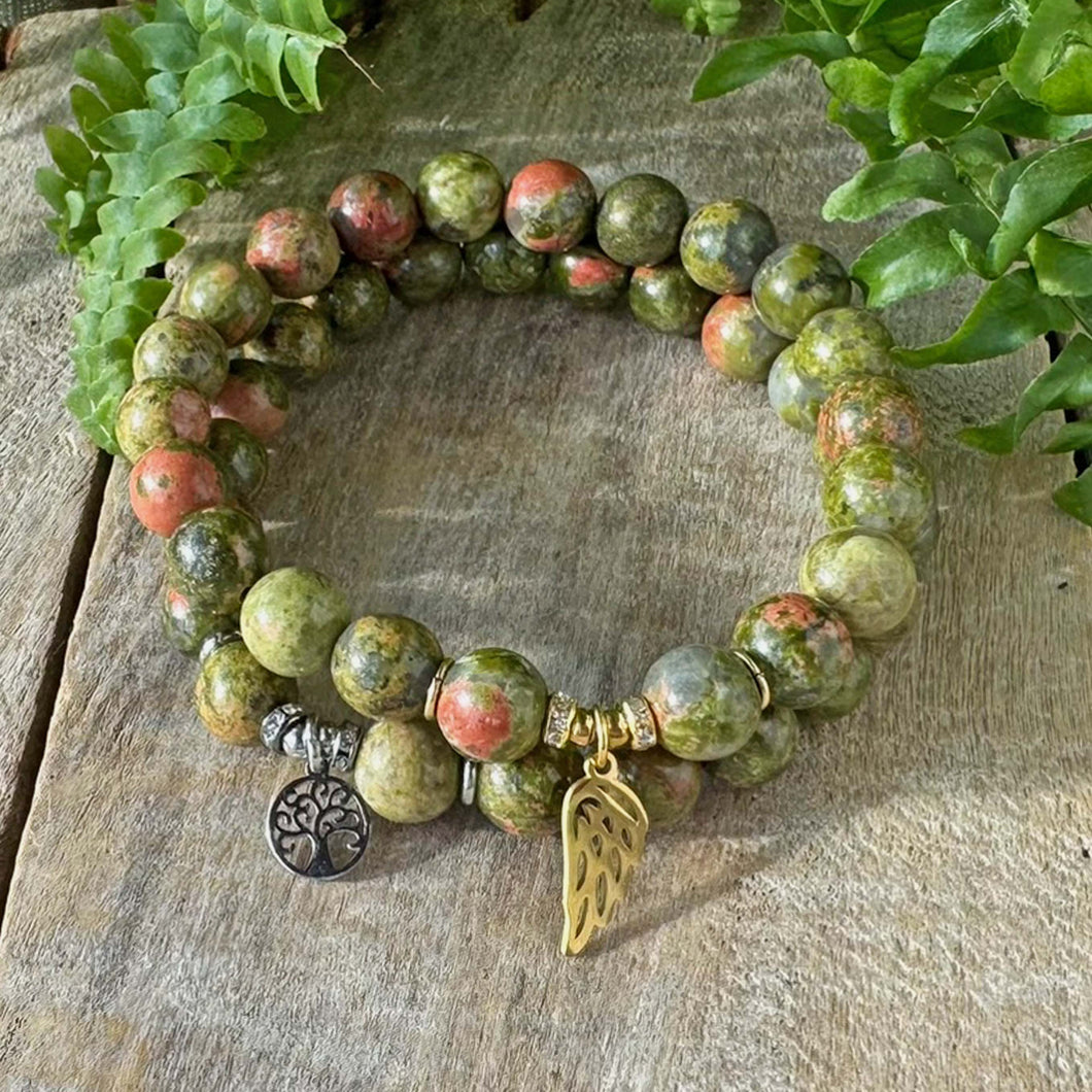 vihreä kivihelmi rannekoru hopeisella elämänpuu riipuksella ja kultaisella siipi riipuksella