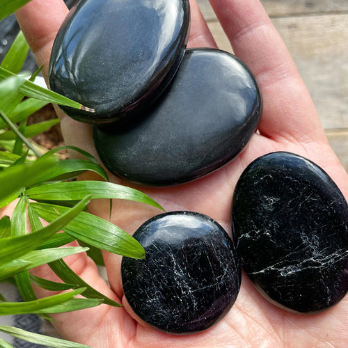 Musta Turmaliini, hiottu kämmenkivi