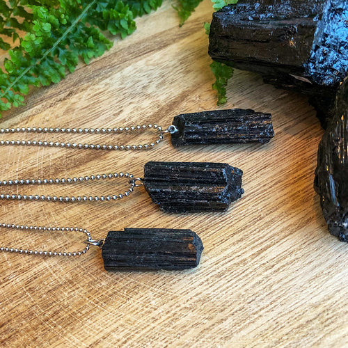 Musta Turmaliini -raakakivi riipus